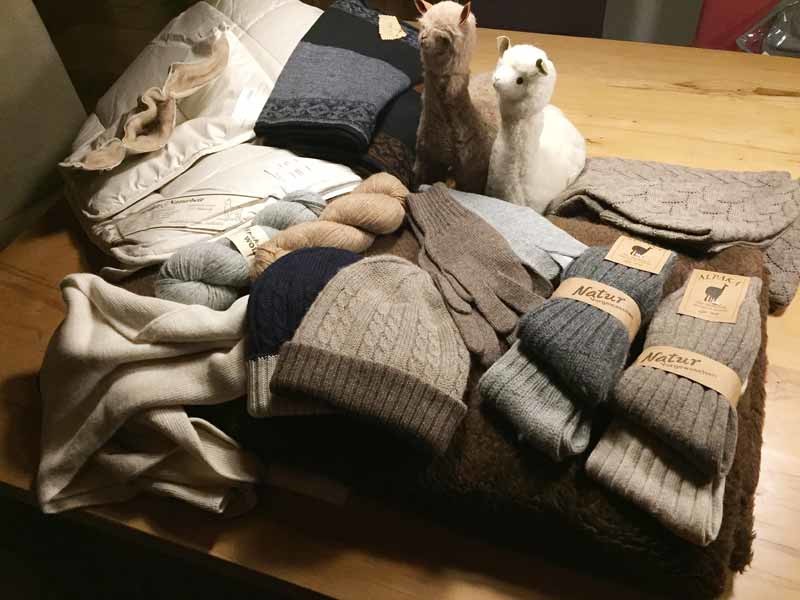 Decken, Socken, Handschuhe und vieles mehr aus unserer Alpaka-Wolle