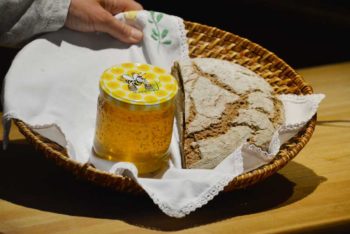 Selbstgebackenes Brot und der erste eigene Honig